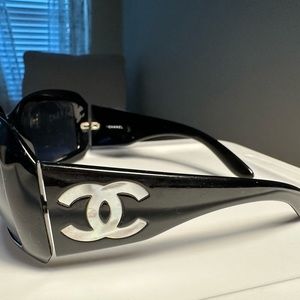 CHANEL Mother of Pearl sunglasses black